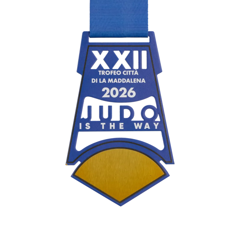 Medaglia di judo geometrica blu e oro con scritte intagliate, Trofeo Città di La Maddalena 2026